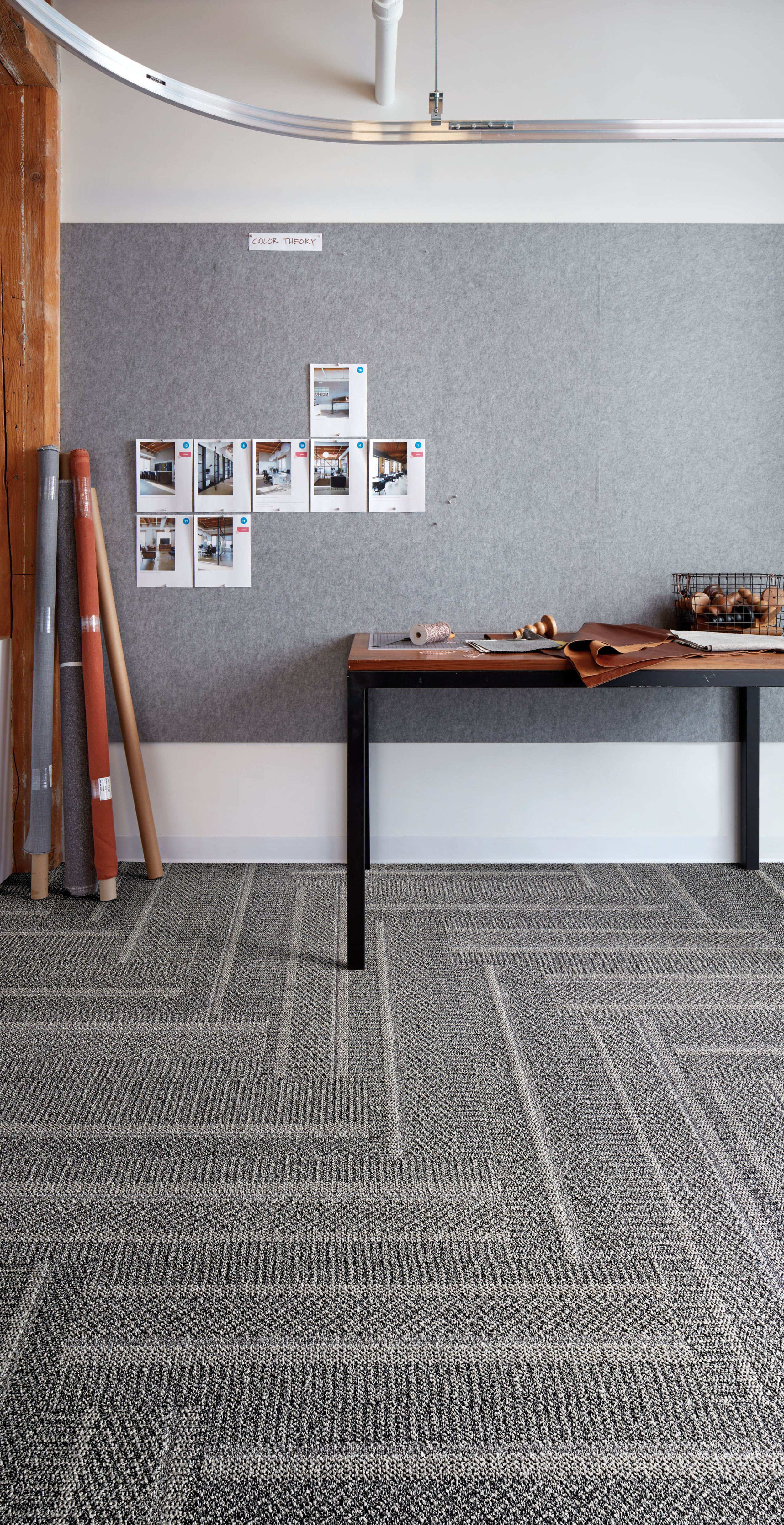 Interface Simple Sash plank carpet tile in work space with table número de imagen 1